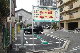 精算機と料金案内看板